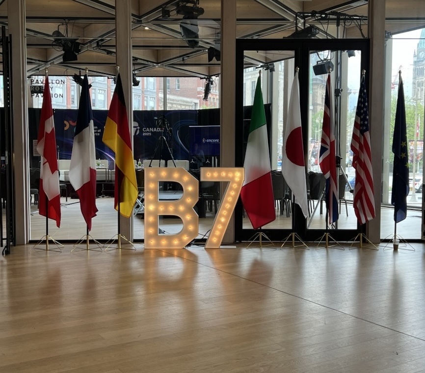 B7-delegaties tijdens een bijeenkomst