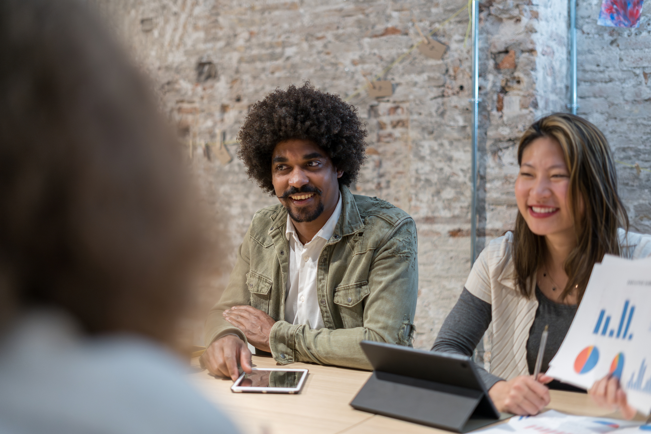 Two office workers are having an upbeat conversation